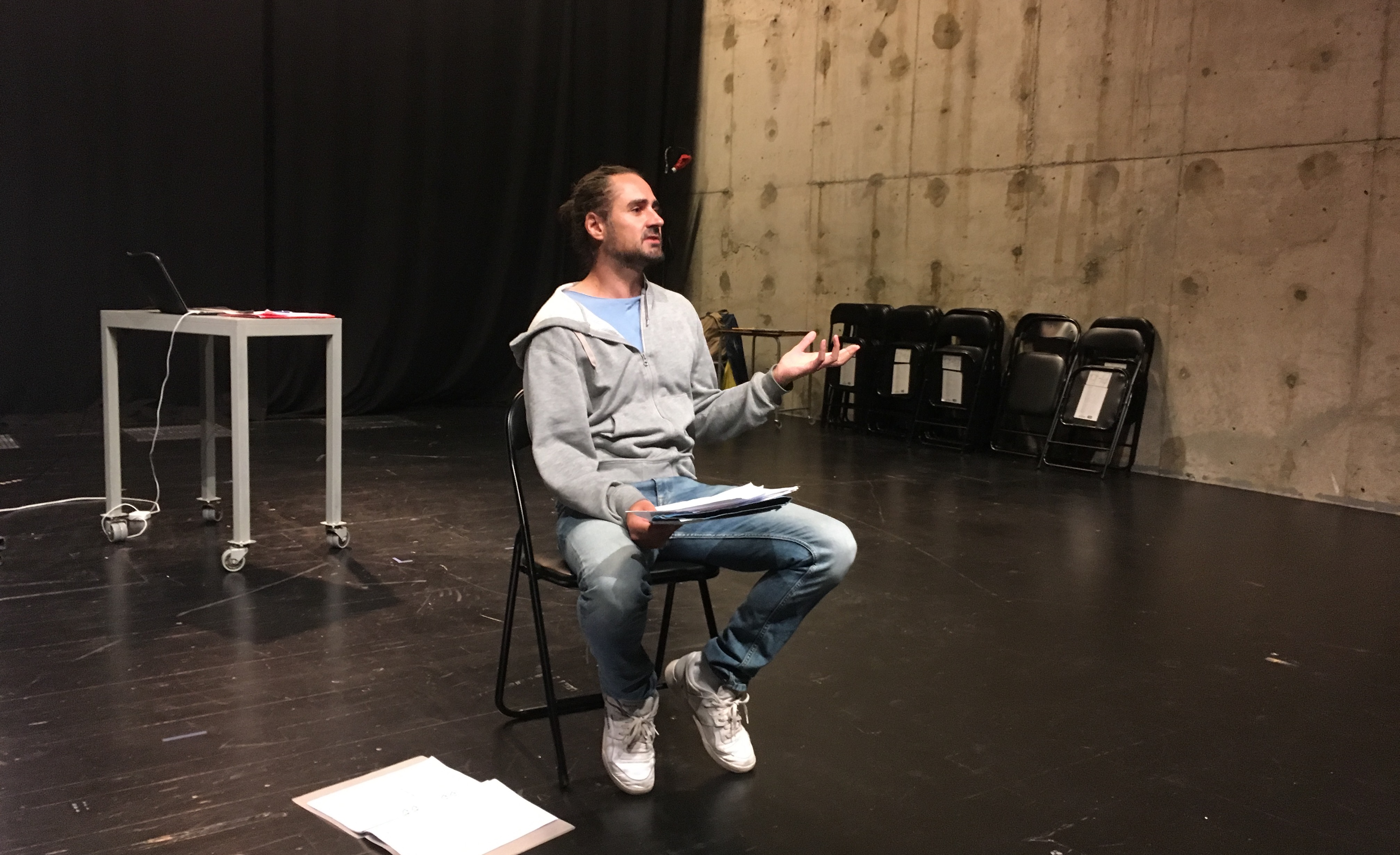 Jonatan Rodriguez läser ur pjäsen Bonsai
